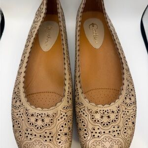 Earthies Women's Beige Laser-Cut Scalloped Ballet Flats